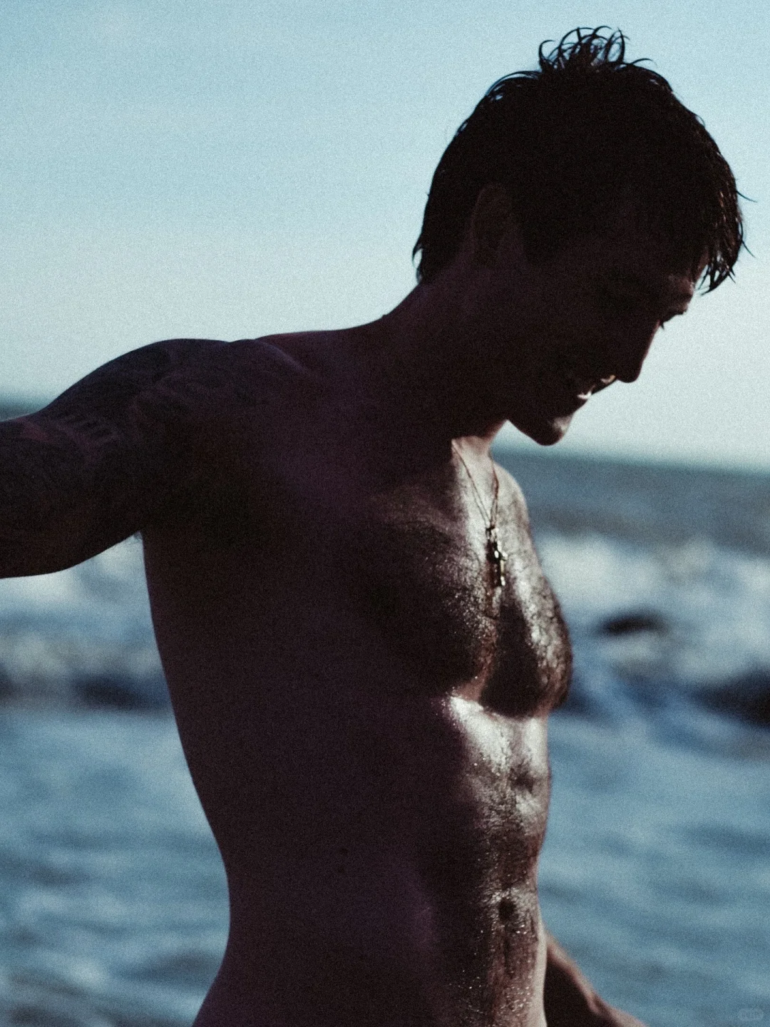 基隆·摩尔 出了本40p的写真集🥵