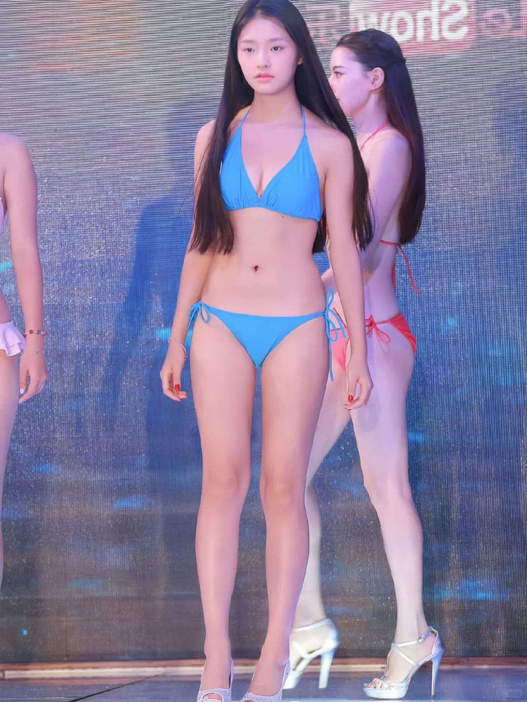 林允出道时期的泳装走秀你们还记得吗？