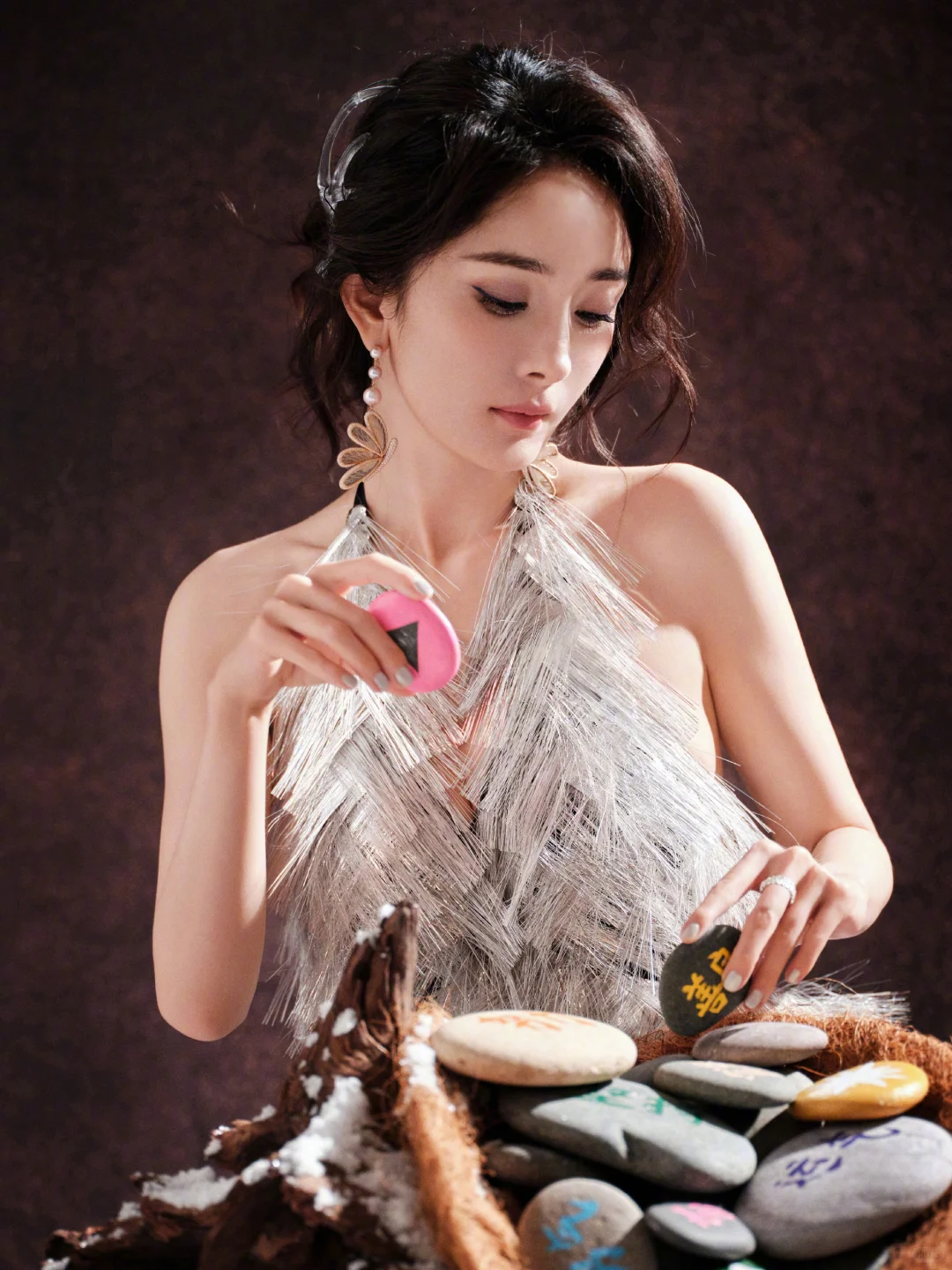 杨幂高清壁纸，黑色羽毛露背裙，好曼妙优雅