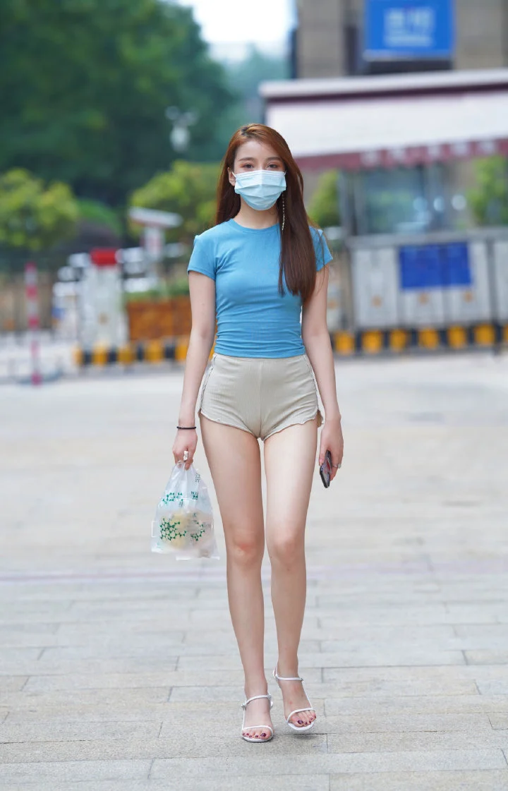 街拍，美女穿的也太大胆了