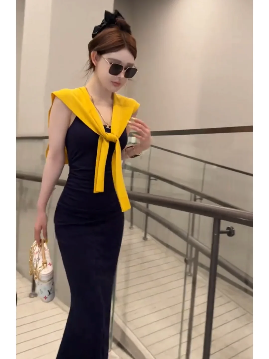 修身露背吊带裙