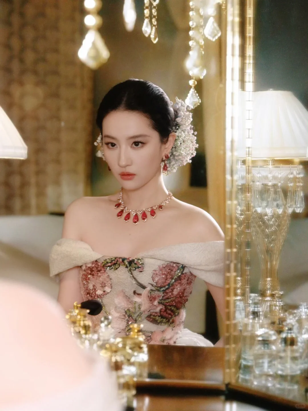 已经不仅是天仙能形容的美了……