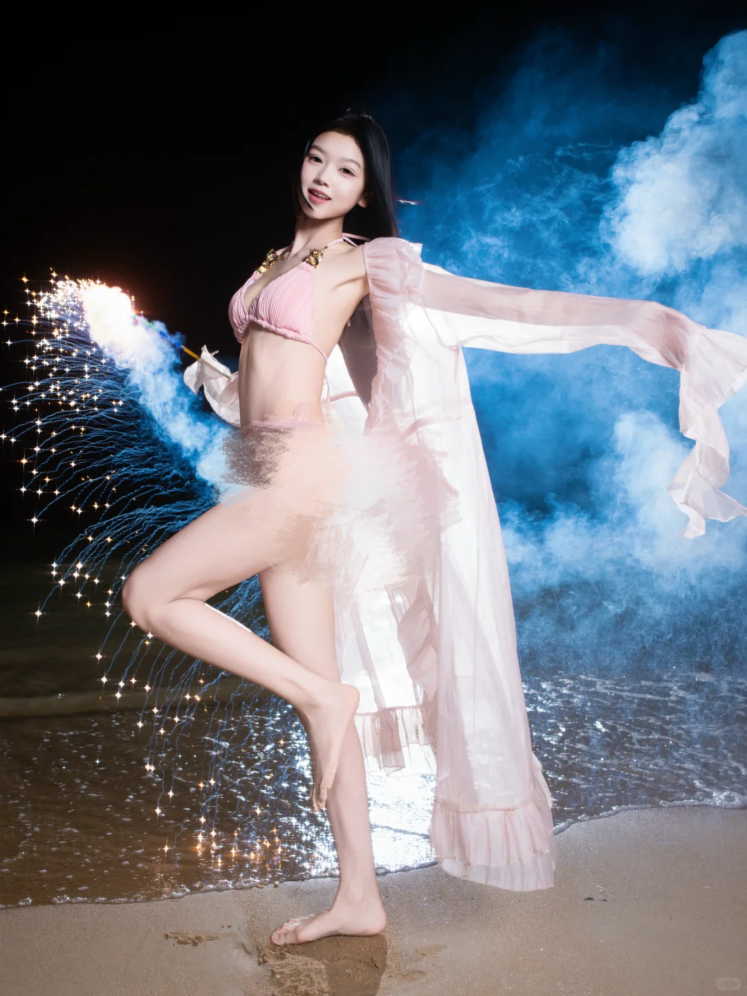 三亚约拍📷夜晚的三亚湾和烟雾烟花搭配出片