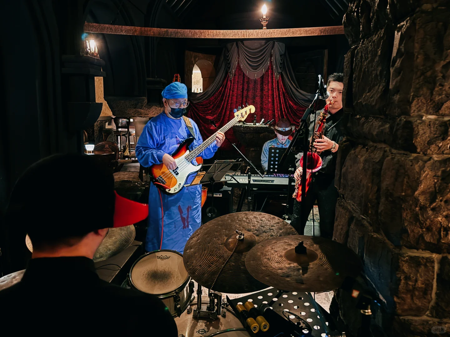 武汉女大生日在哪出片？爵士+葡萄酒微醺