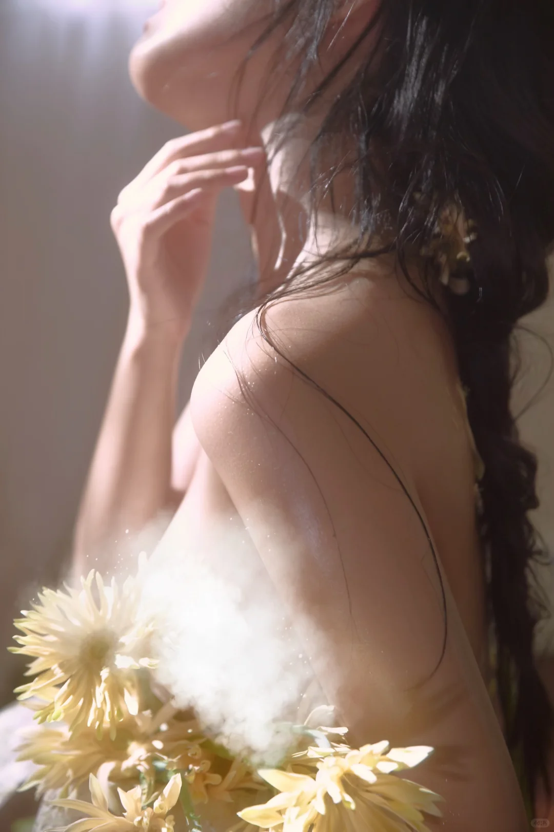 《她在风里，轻轻数着一朵花的呼吸》🌼