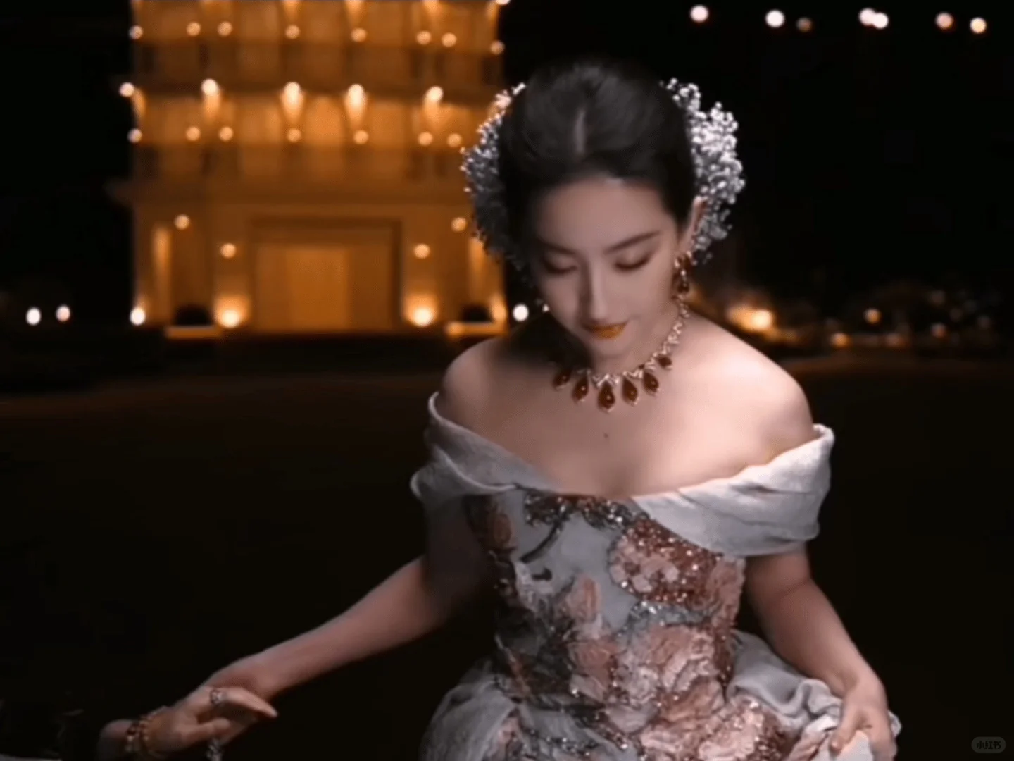 已经不仅是天仙能形容的美了……