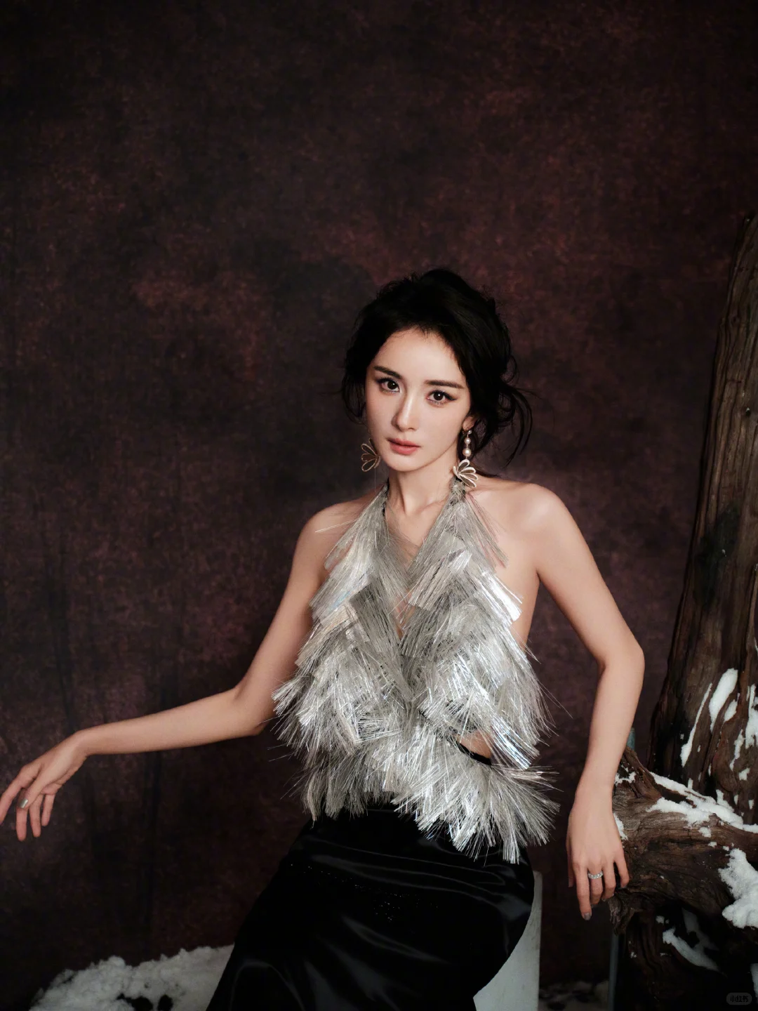 杨幂高清壁纸，黑色羽毛露背裙，好曼妙优雅