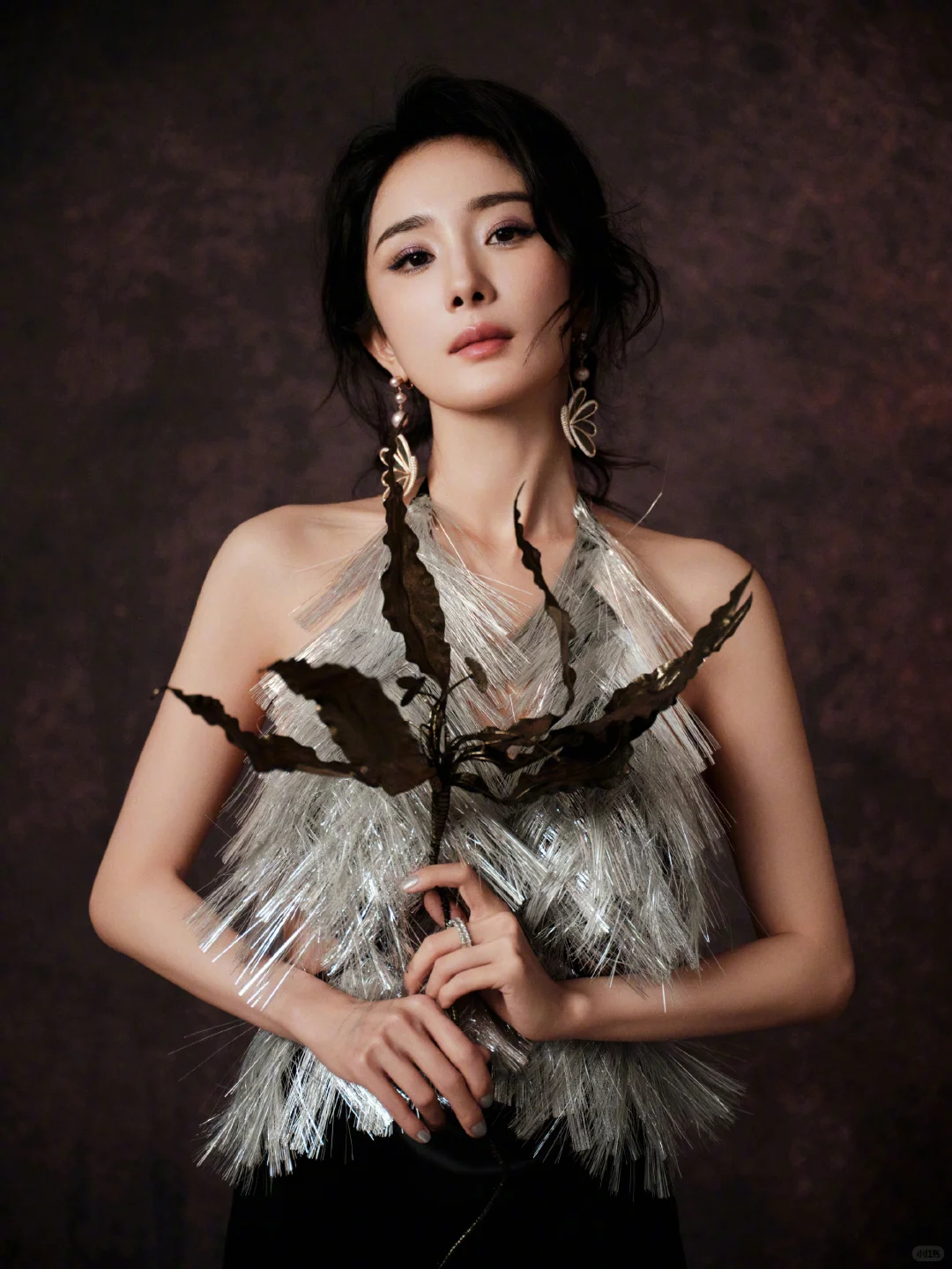 杨幂高清壁纸，黑色羽毛露背裙，好曼妙优雅