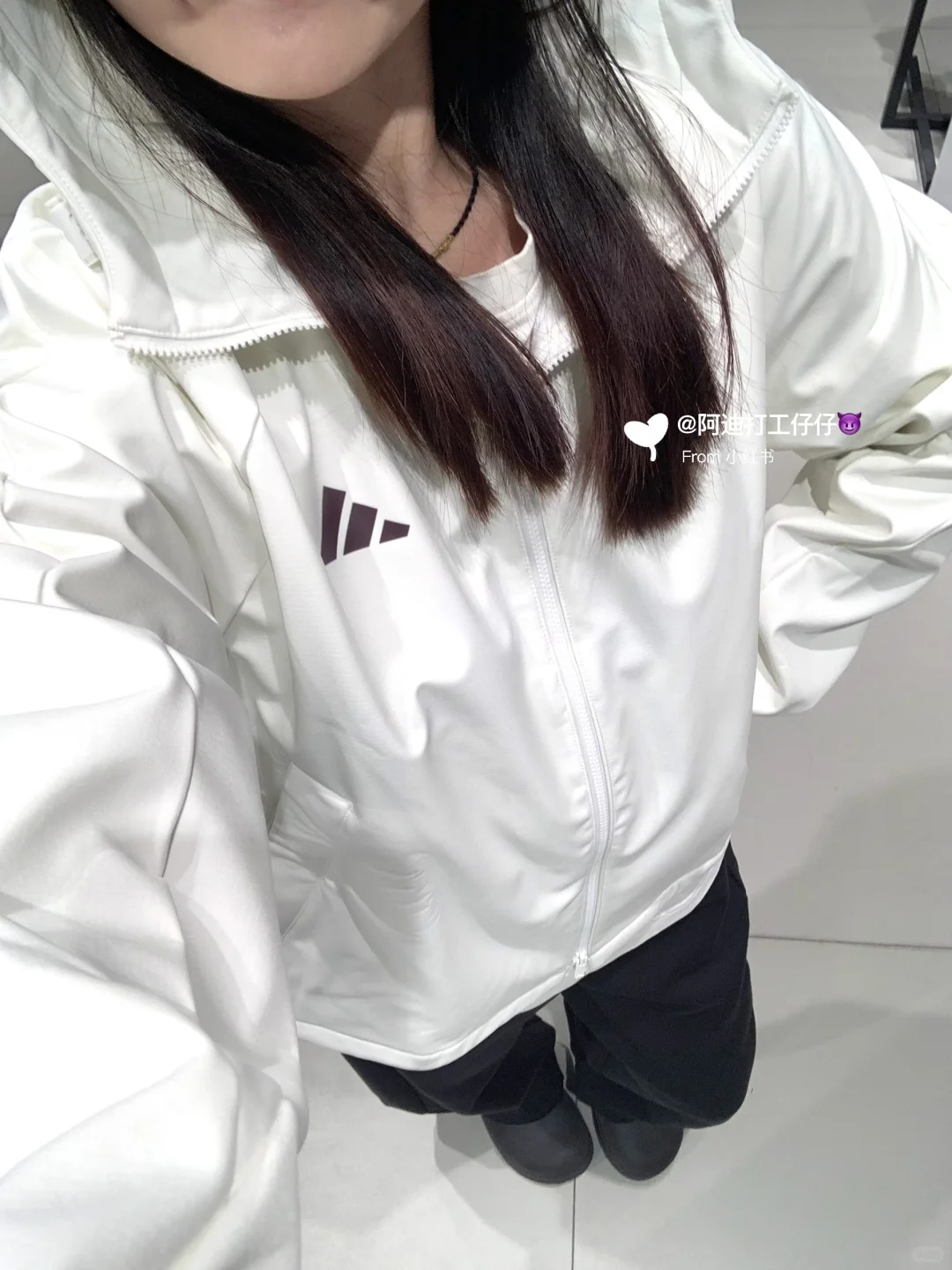 🤍阿迪达斯的宝藏白色连帽冲锋衣外套来啦！