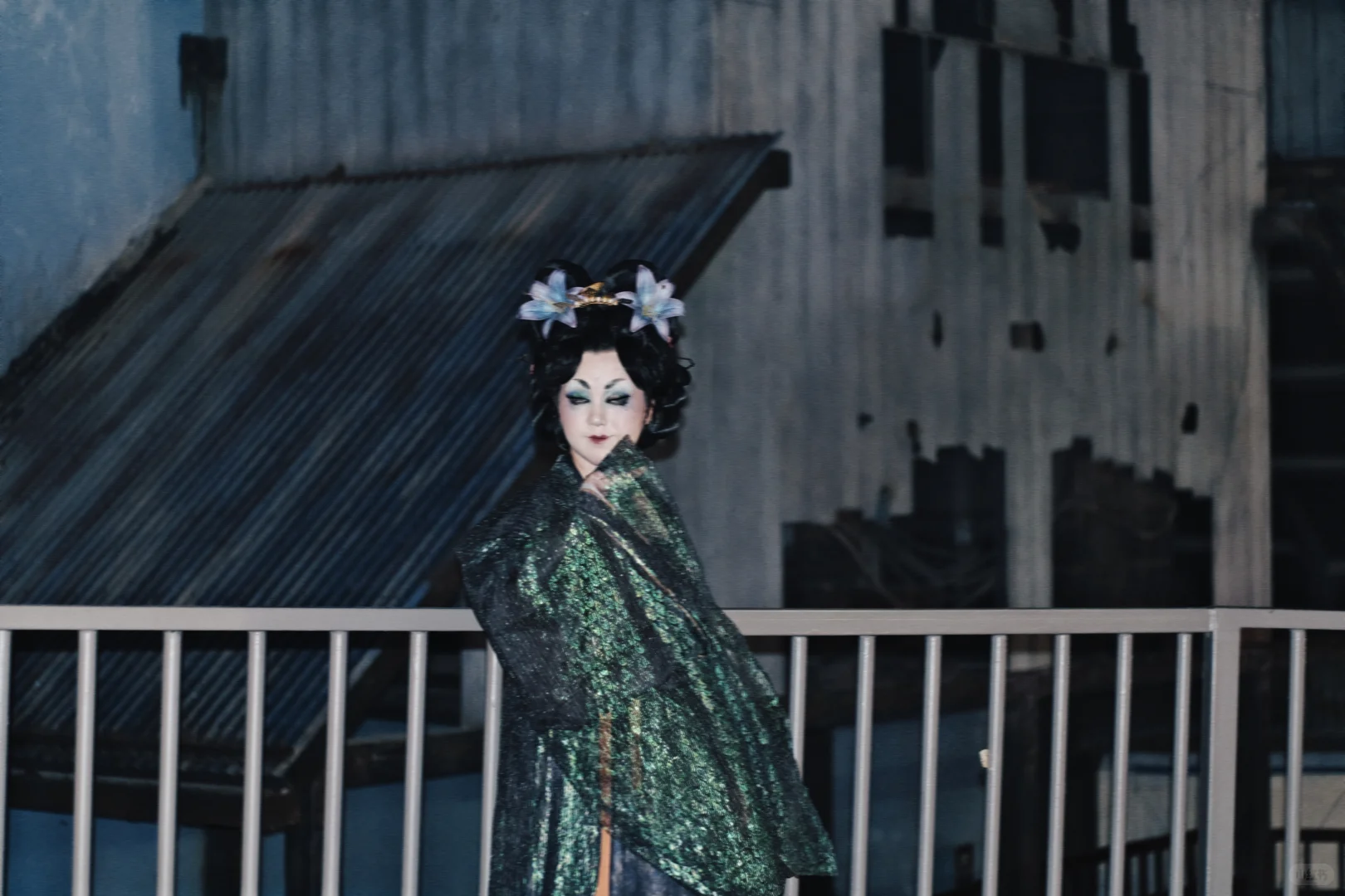 唐制混搭｜泛光的鳞片上，盛开出妖艳的花