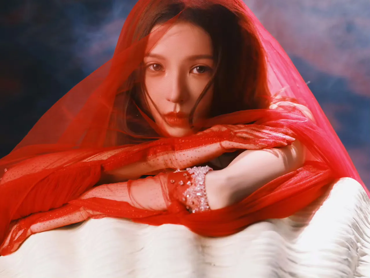 张予曦ELLE风尚大典造型，红得很鬼魅妖艳