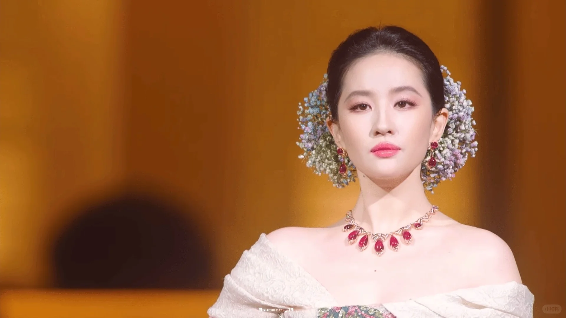 已经不仅是天仙能形容的美了……