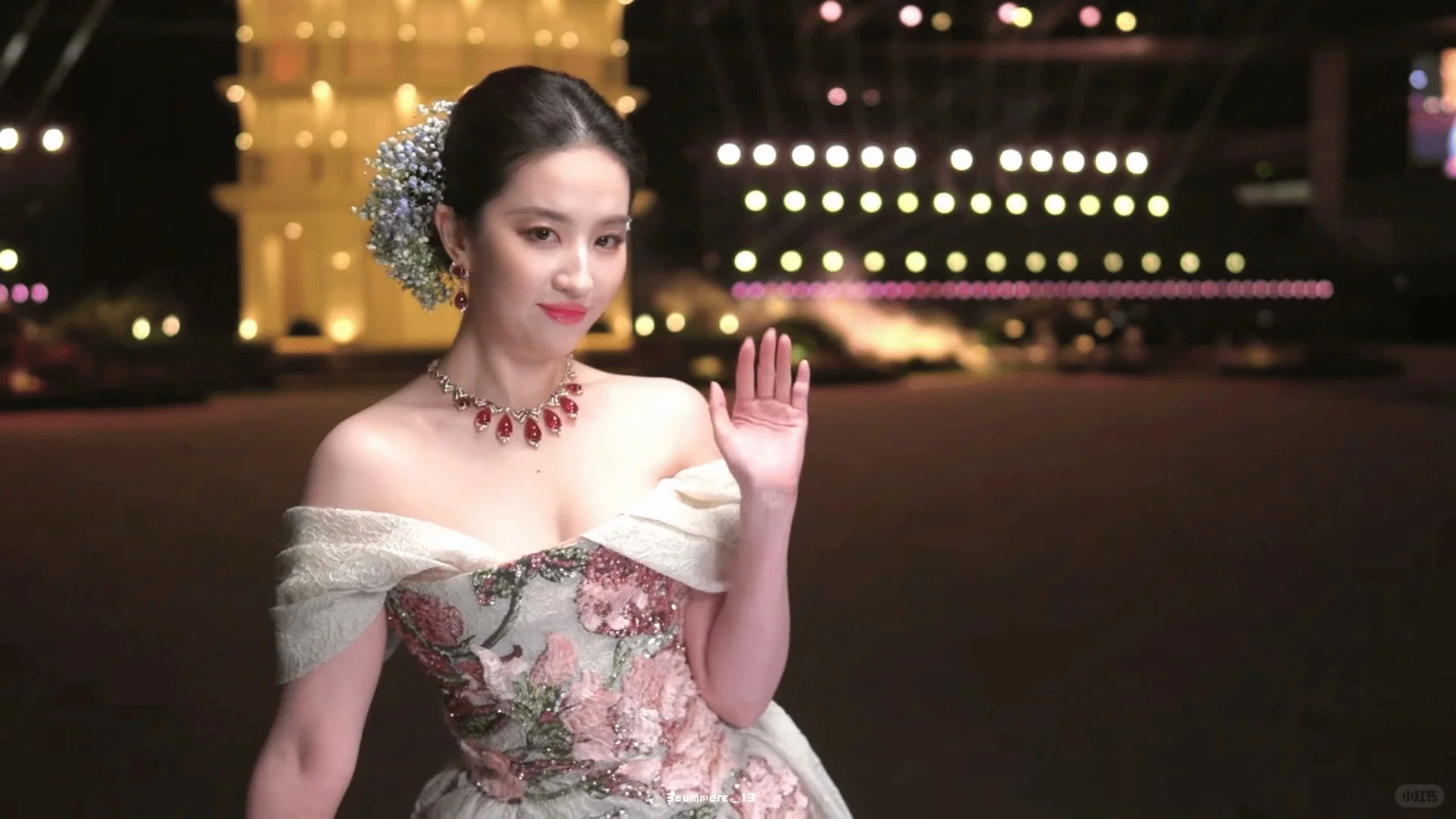 已经不仅是天仙能形容的美了……