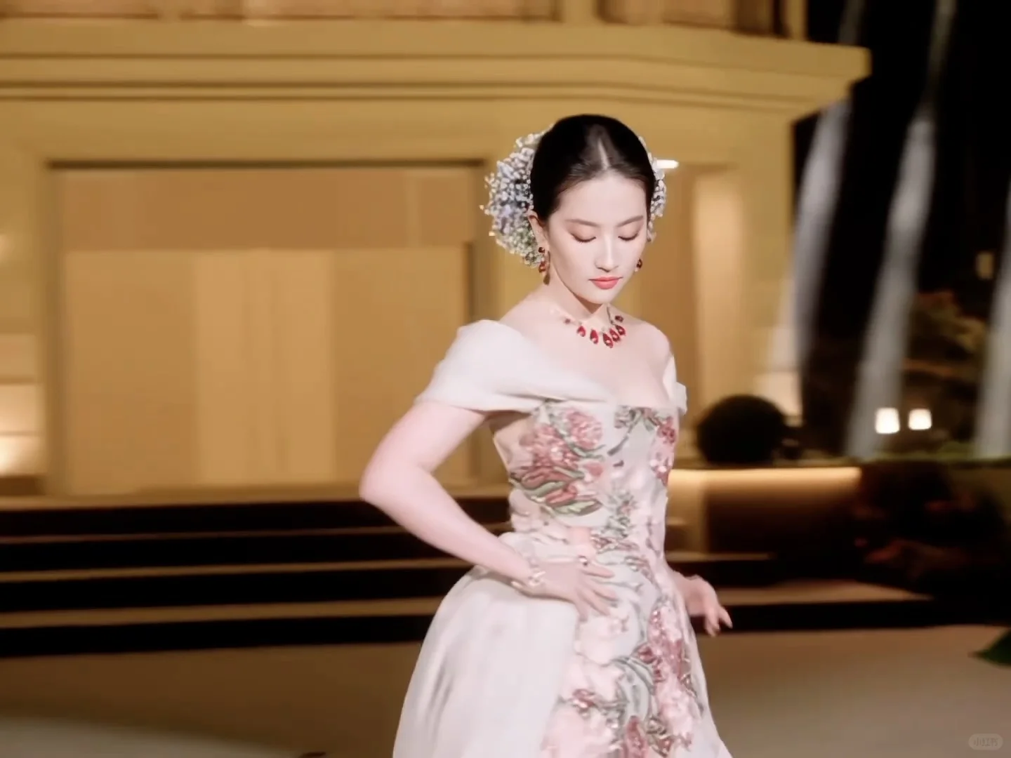 已经不仅是天仙能形容的美了……