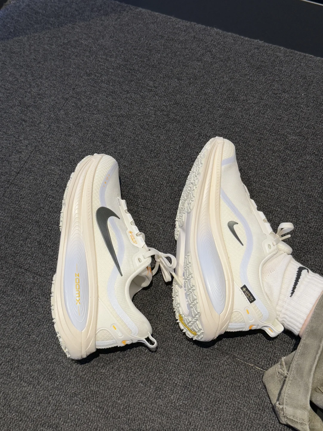 Nike Vomero 18 GTX 女款：雨天跑步日常出街