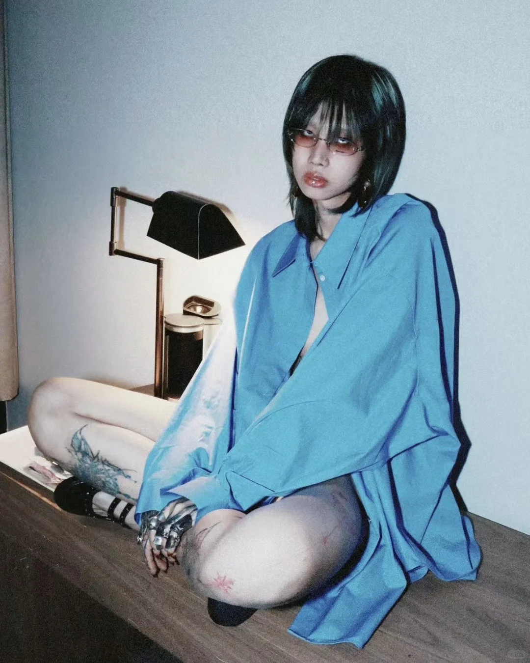 一个叔叔的卧室正常穿搭 无不良引导。