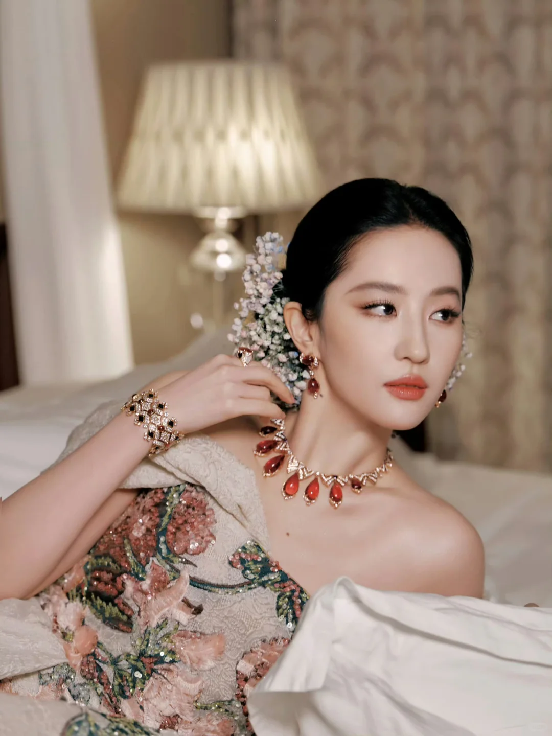 已经不仅是天仙能形容的美了……