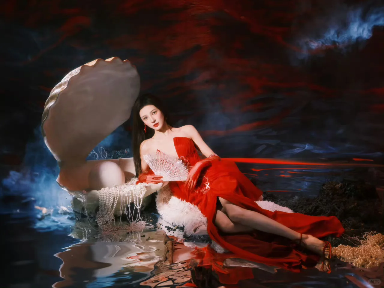 张予曦ELLE风尚大典造型，红得很鬼魅妖艳