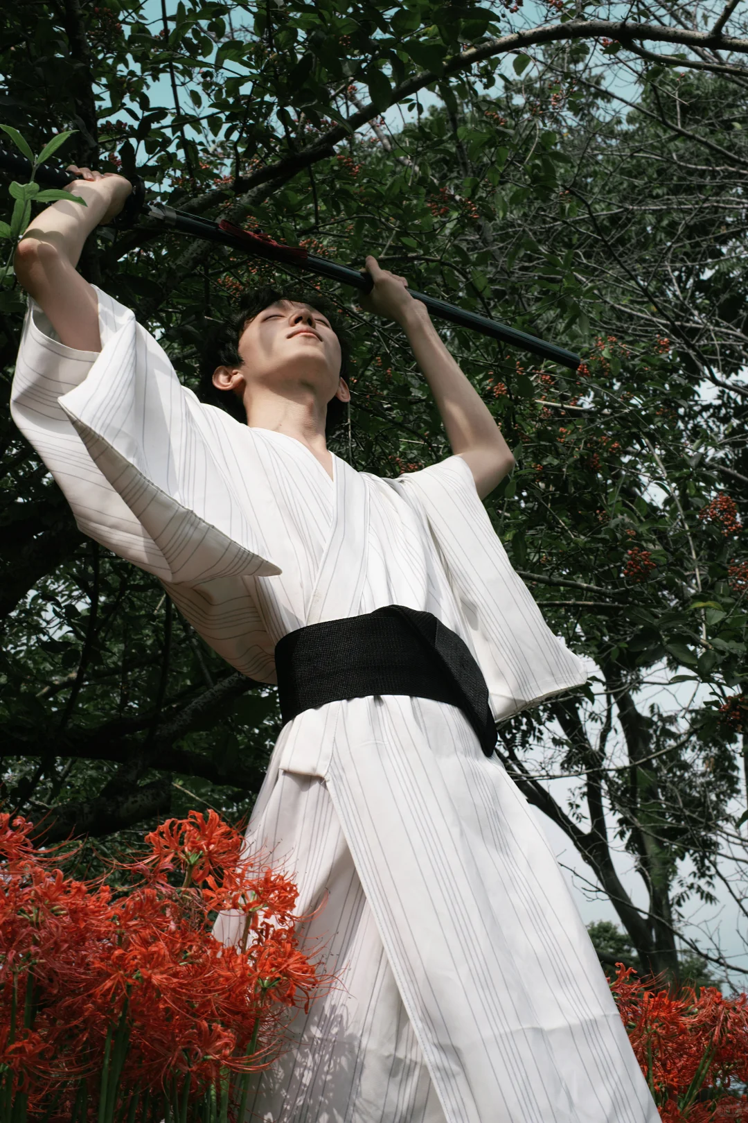 “溺花问夏 锁山吻秋”