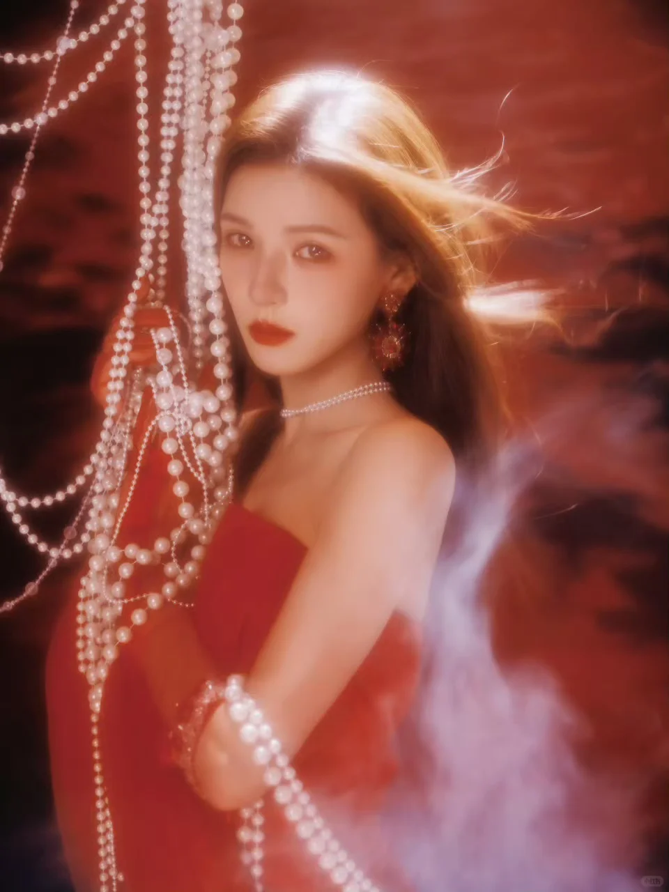 张予曦ELLE风尚大典造型，红得很鬼魅妖艳