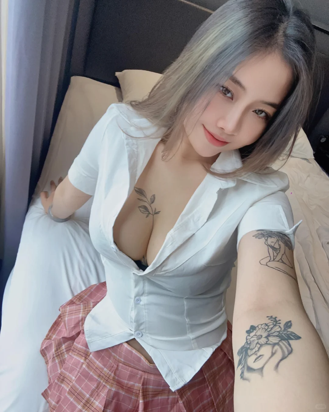 姿态婀娜，风华绝代，美女娇媚。