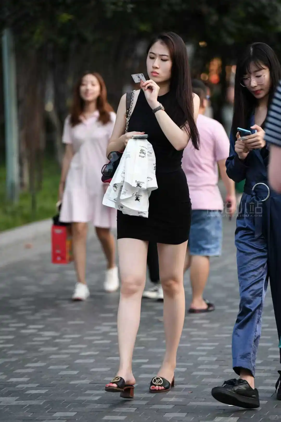 我就是那个走路带风的女生