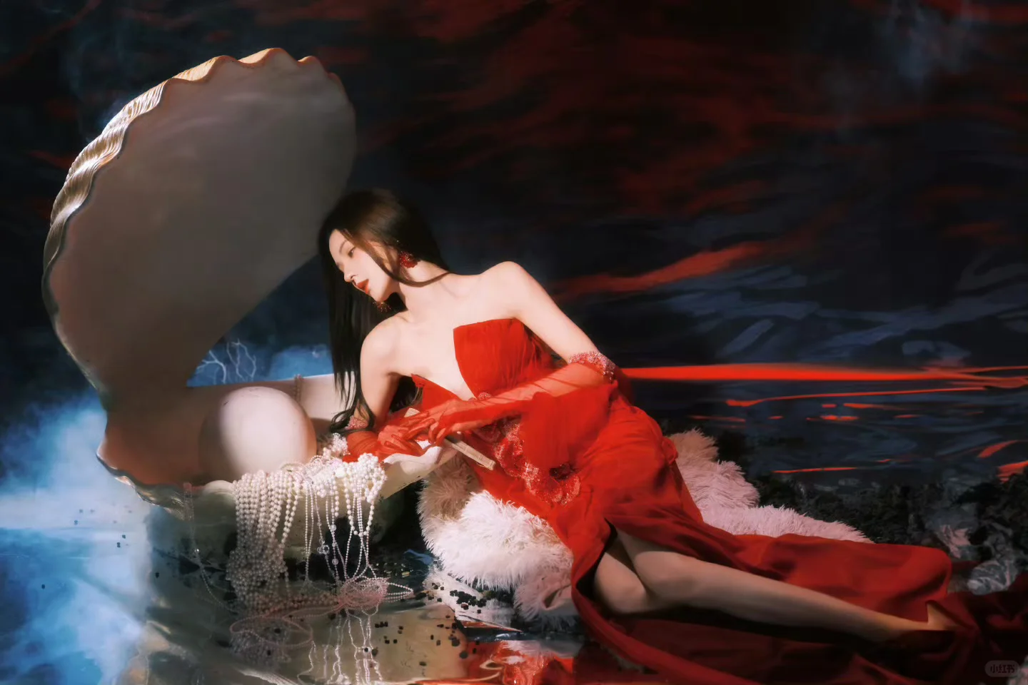 张予曦ELLE风尚大典造型，红得很鬼魅妖艳