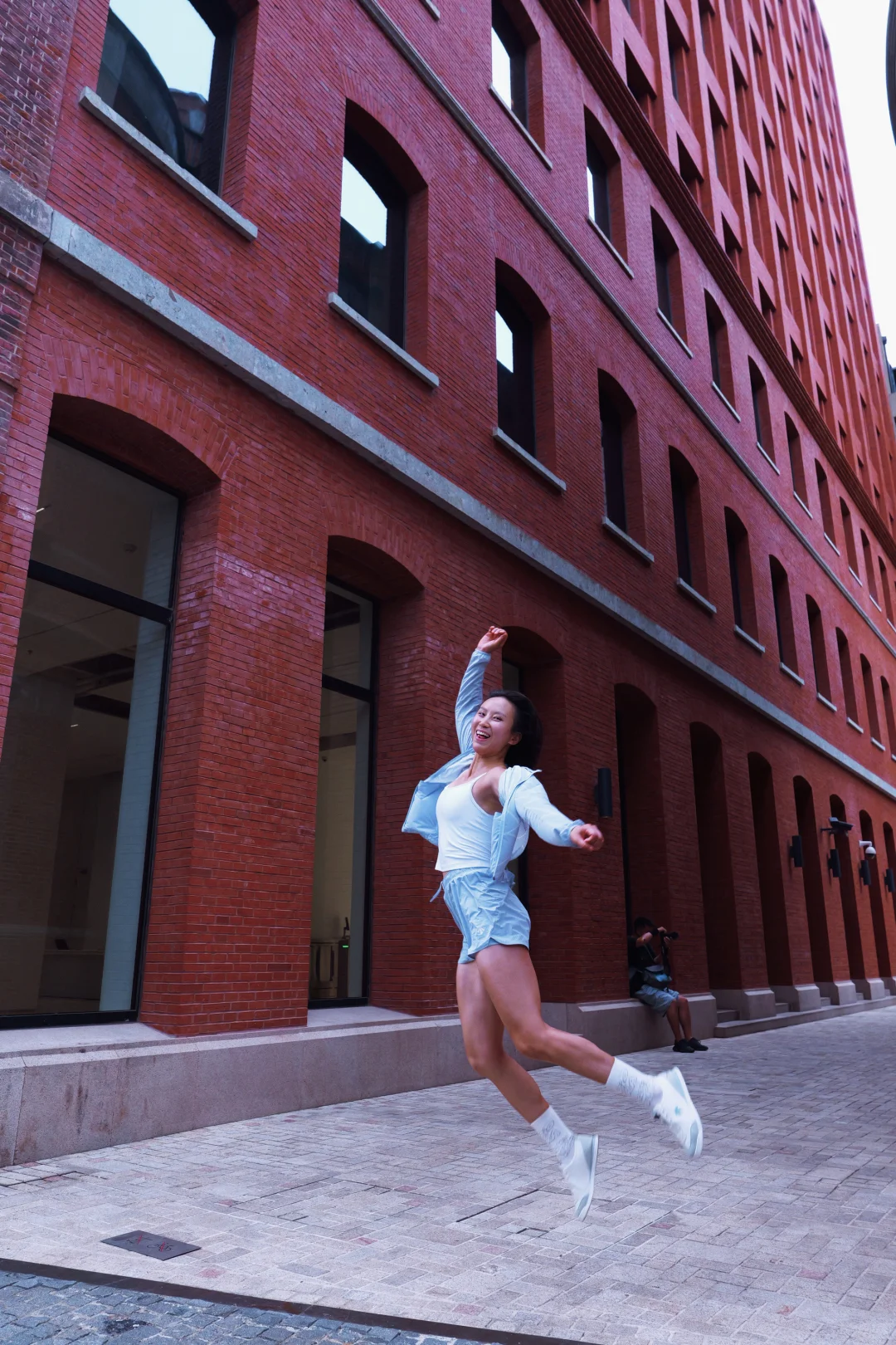 蹦蹦跳跳的女生是快乐的！