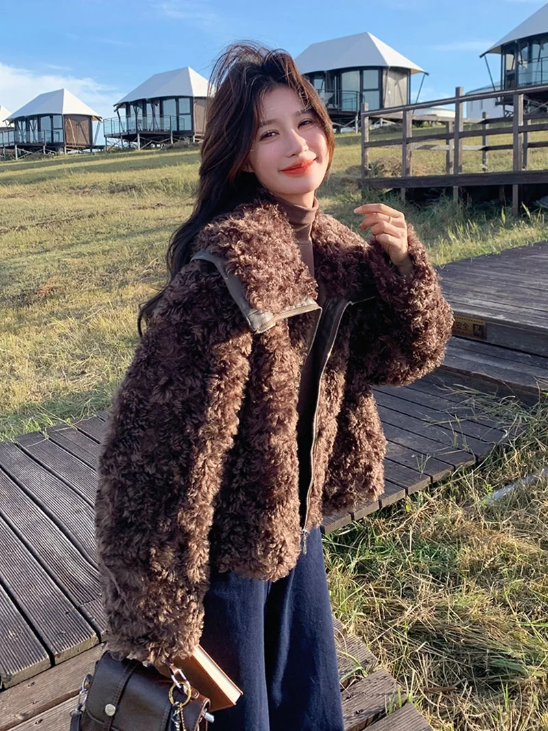 咖色羊羔毛外套｜雪天复古暖妹氛围感拉满