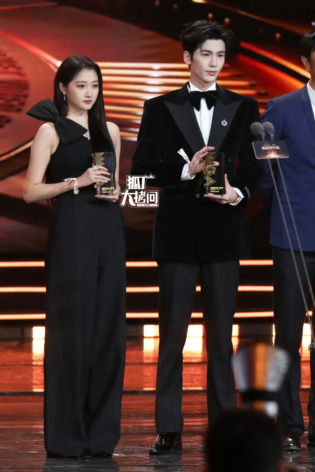 全身黑的长条人，哈哈哈