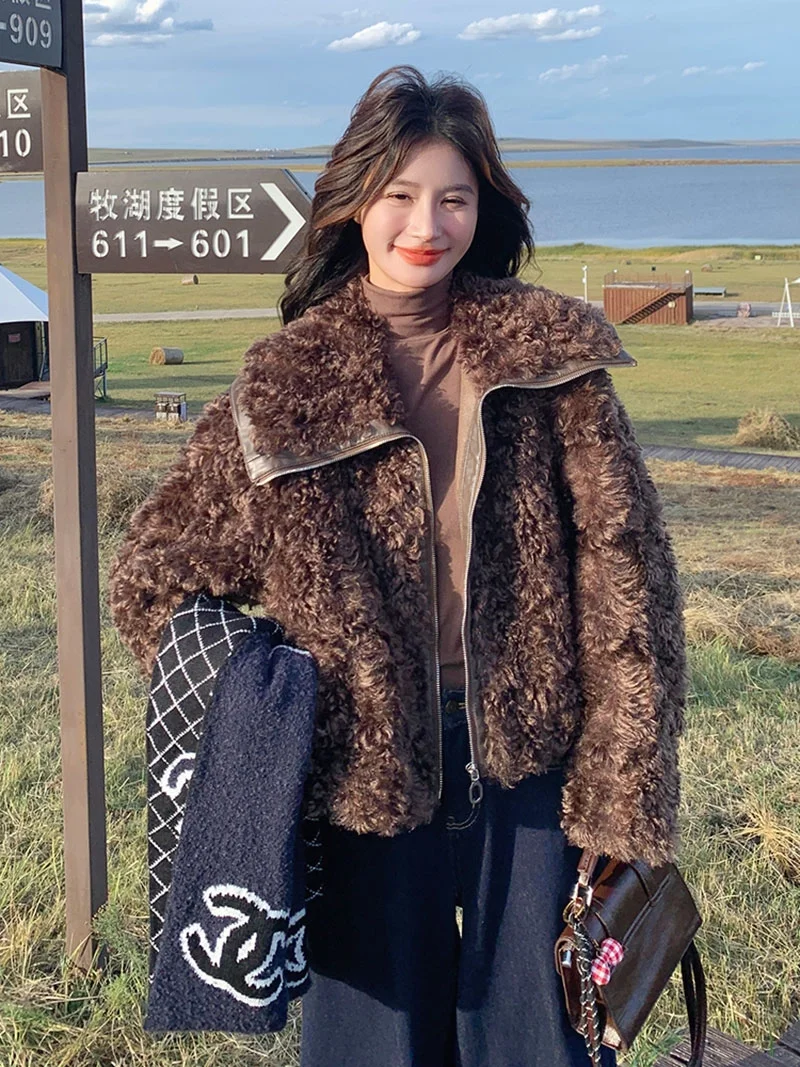咖色羊羔毛外套｜雪天复古暖妹氛围感拉满