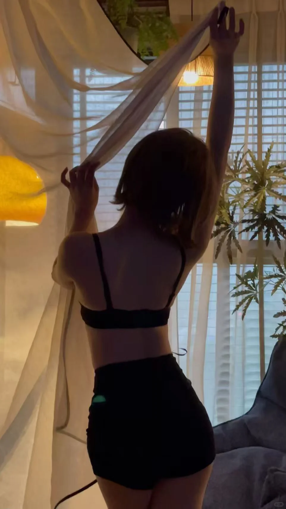 周末晚上关上手机，舒服窝在沙发里