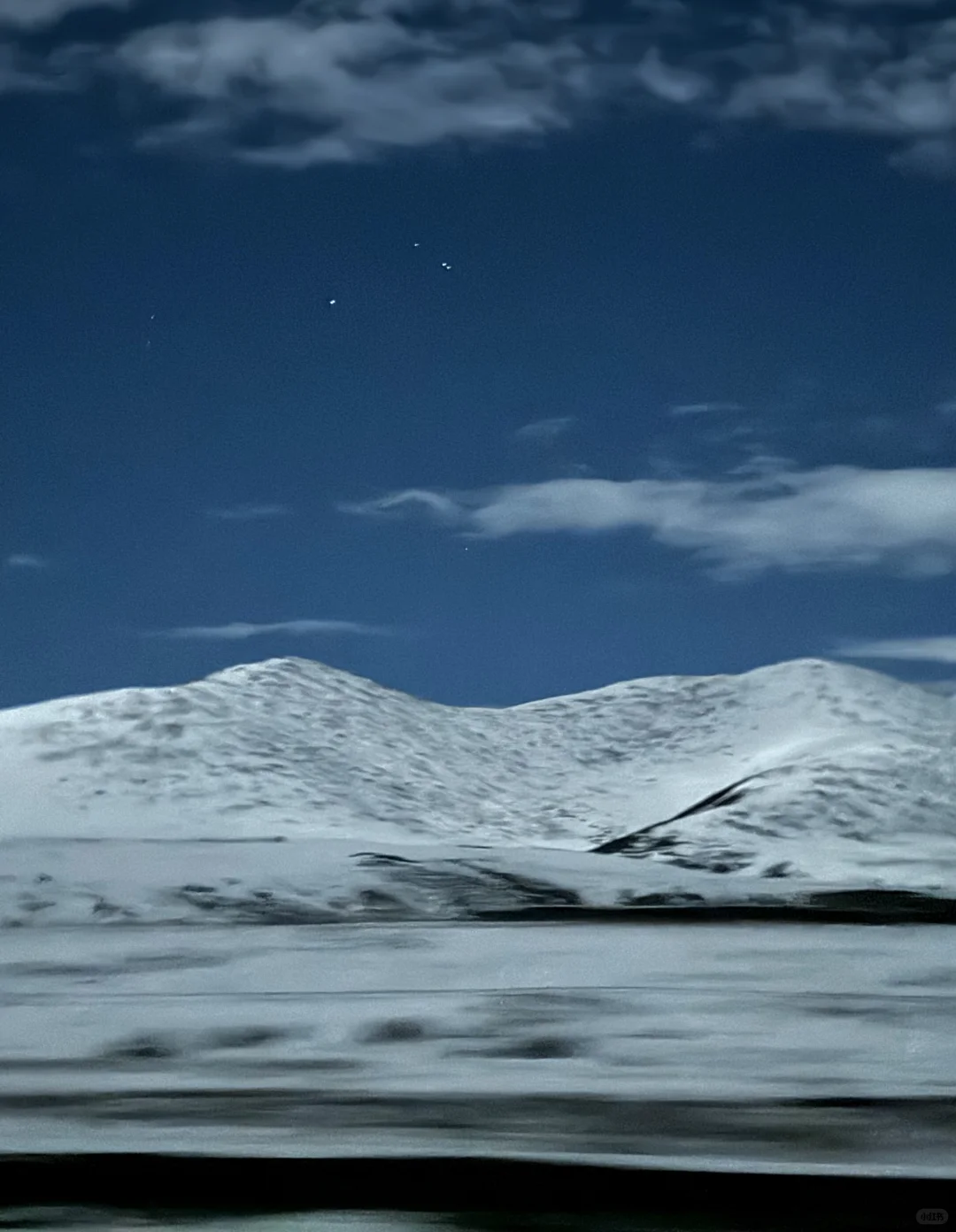 此刻，月光照亮山谷