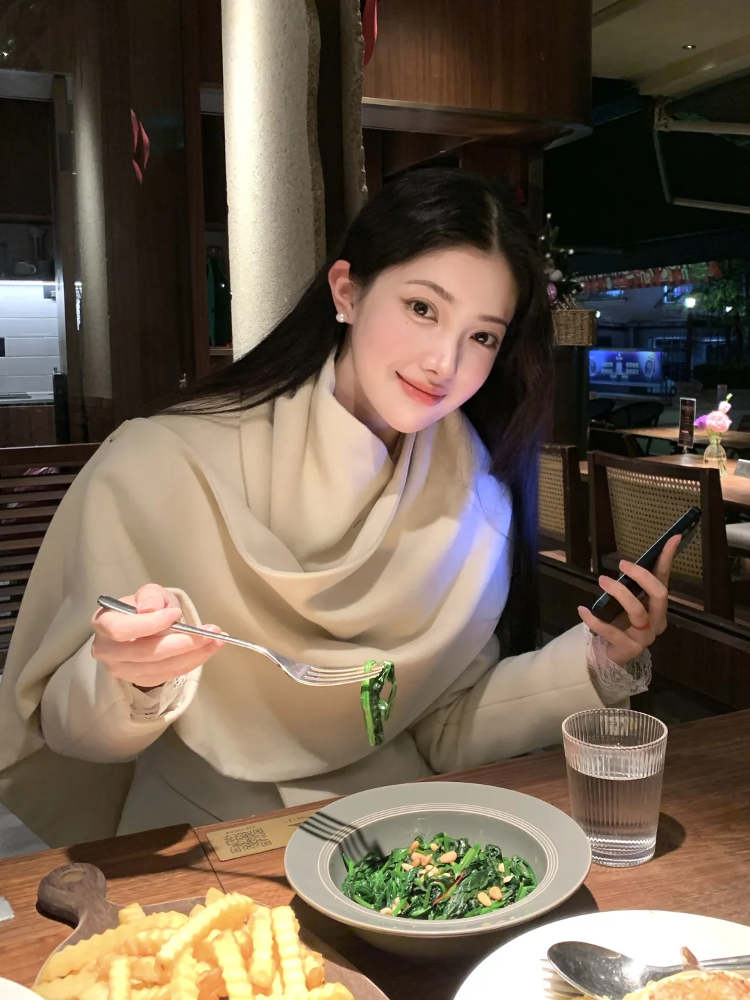 给i人存一些吃饭拍照姿势