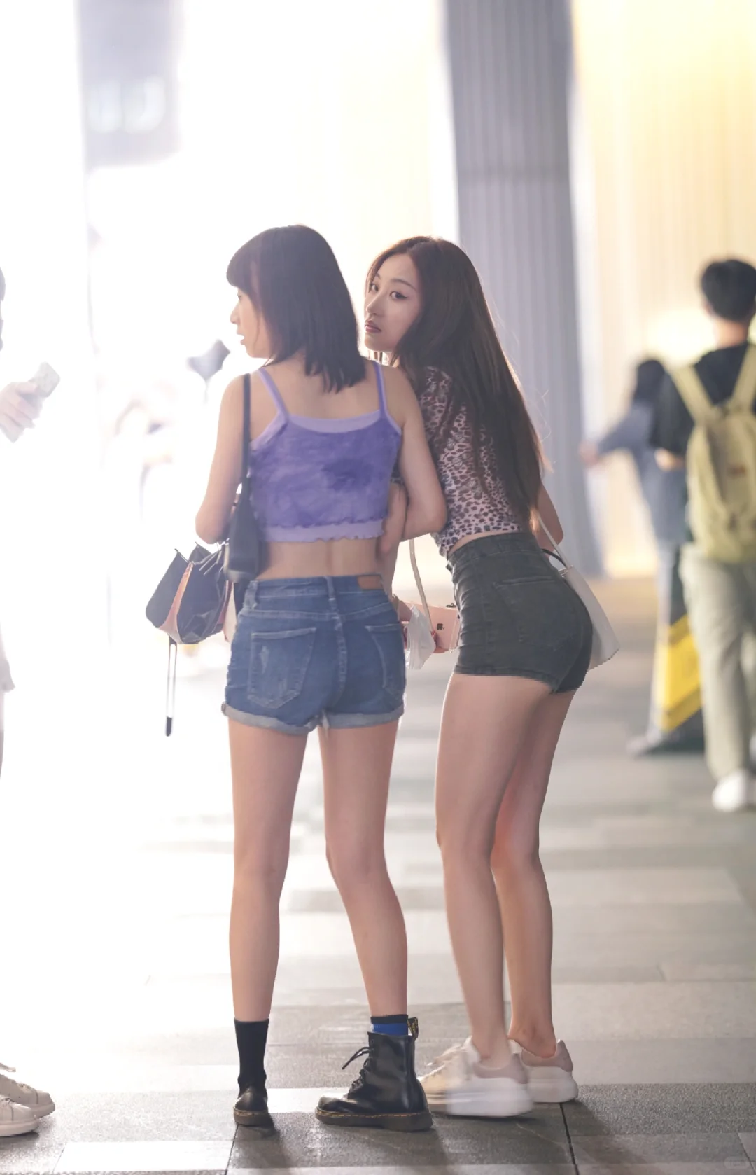 街拍牛仔短裤美女