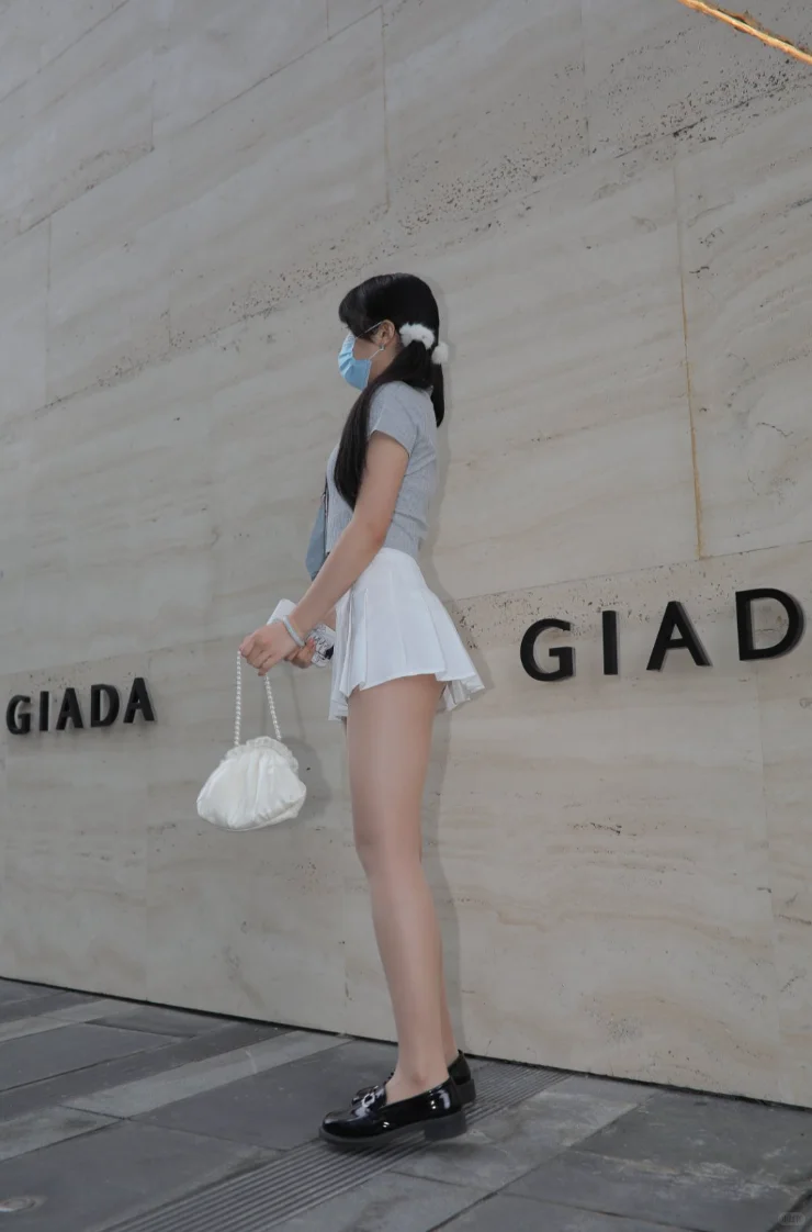 街拍超短裙穿搭小姐姐