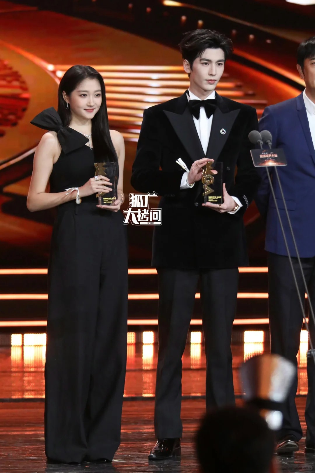 全身黑的长条人，哈哈哈