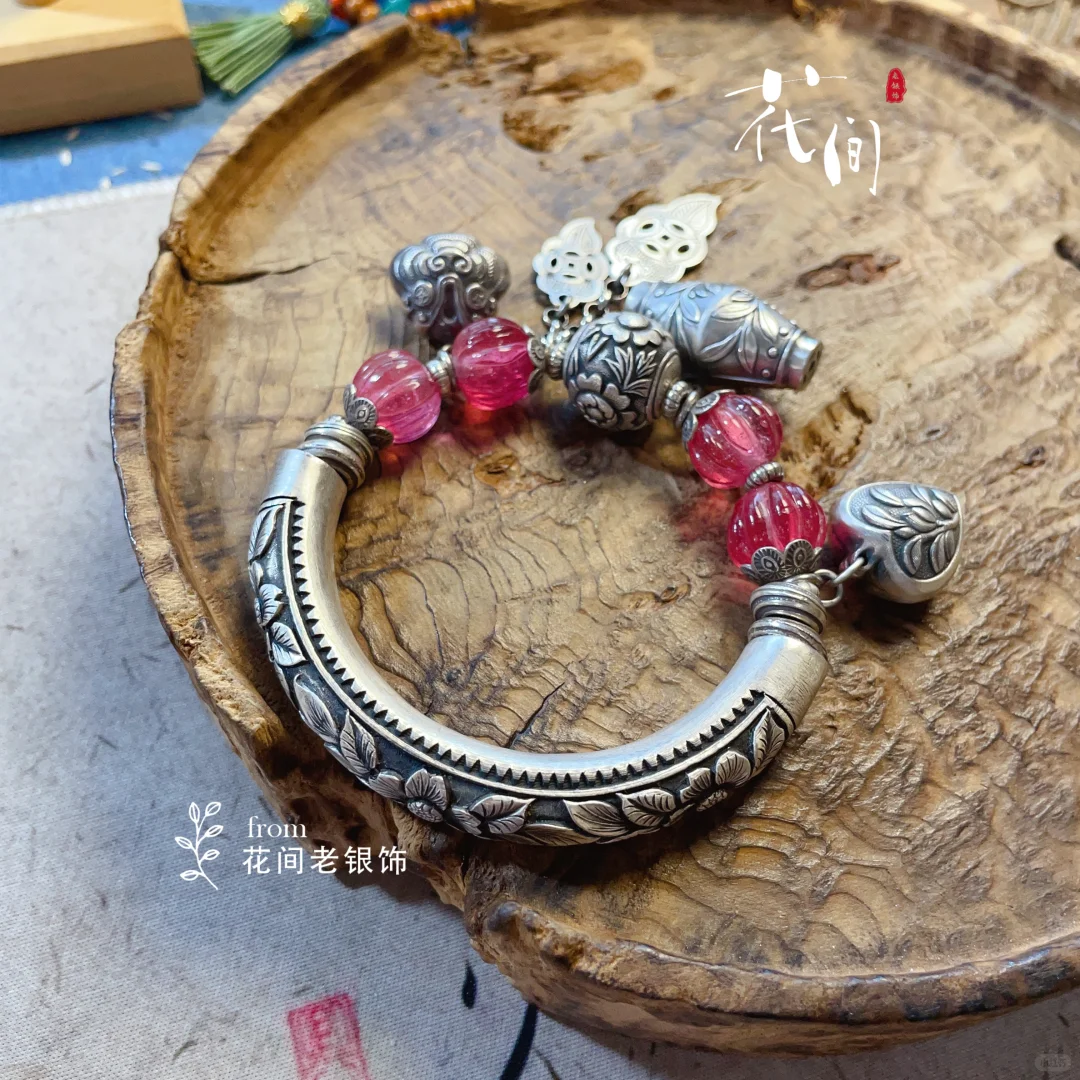 牡丹，端庄大方； 芍药妩媚动人