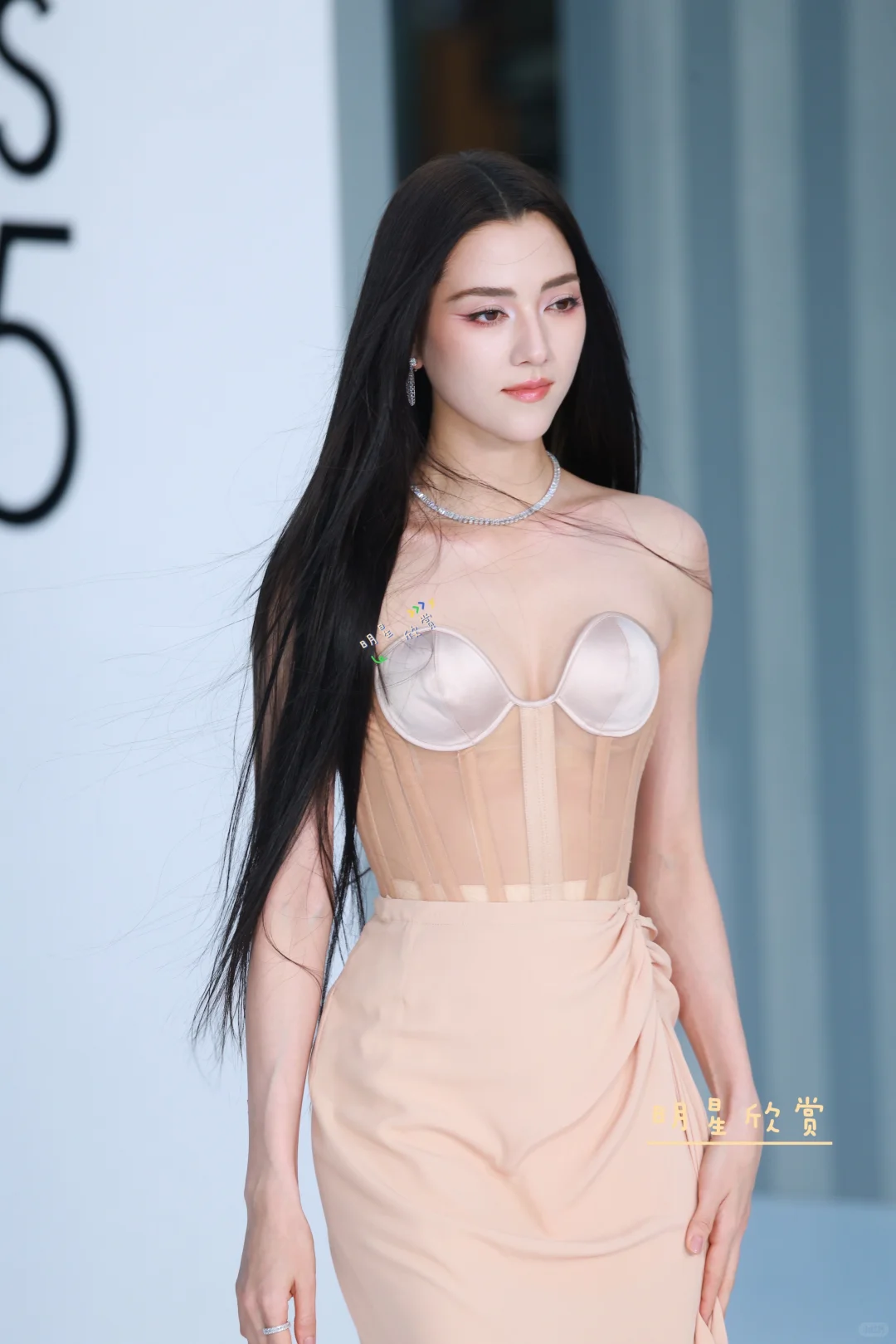 黑长直清冷美的娜然，一笑百媚生