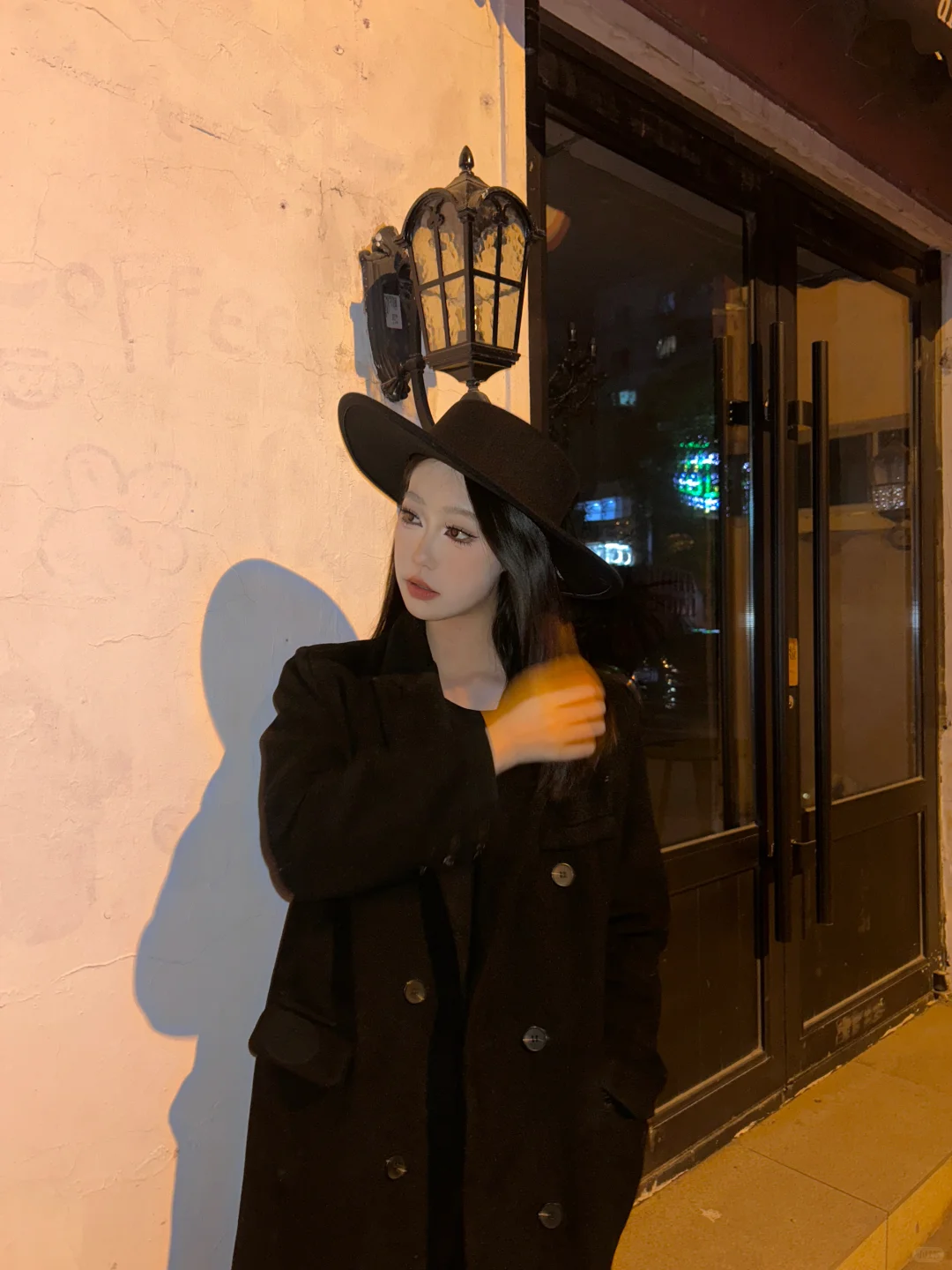 街边复古壁灯太出片了 暖黄灯光自带磨皮