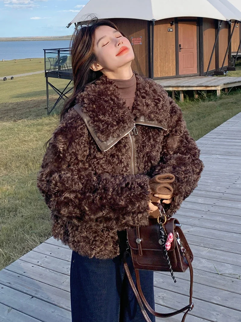 咖色羊羔毛外套｜雪天复古暖妹氛围感拉满