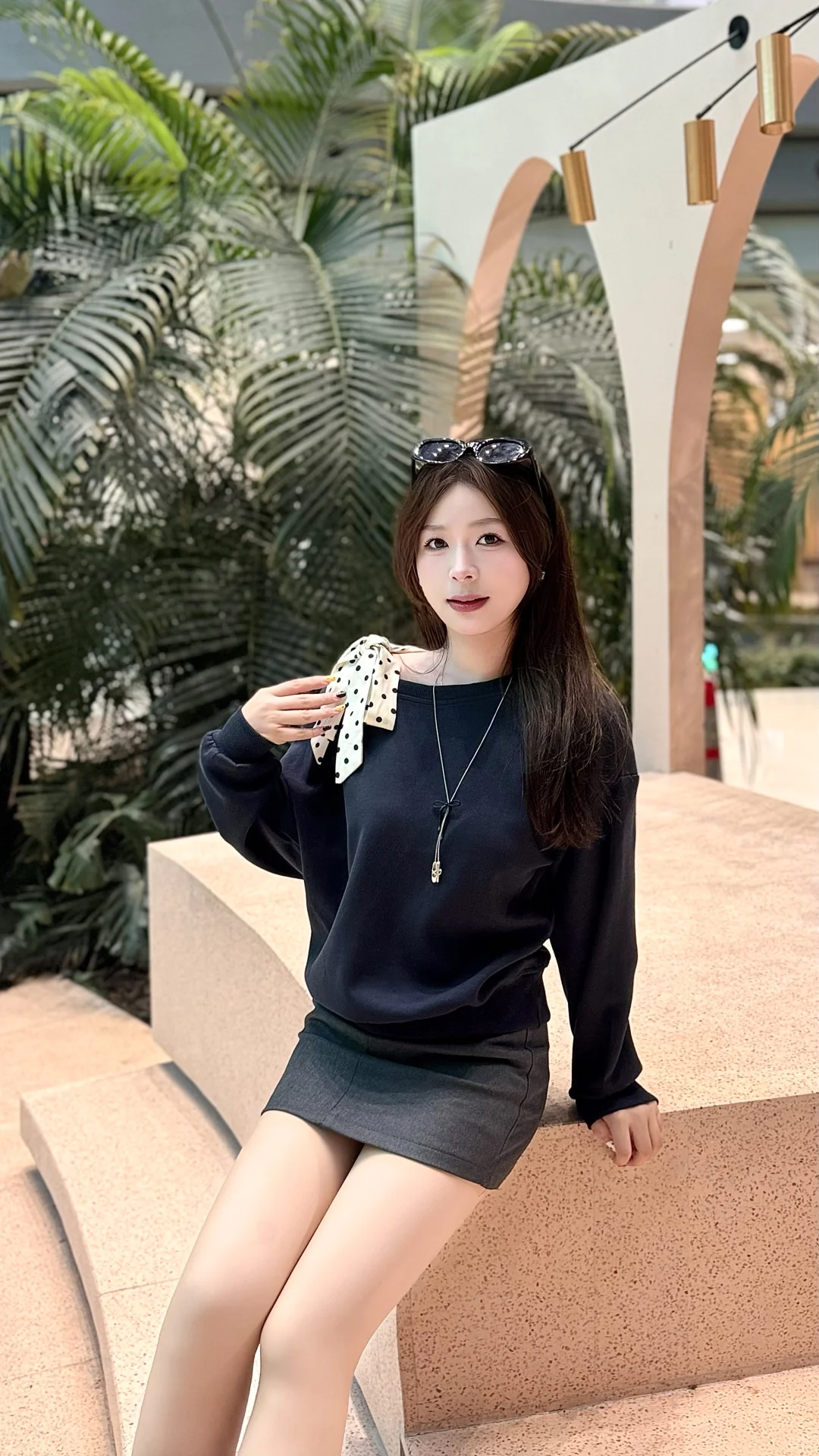 纯欲韩系小姐姐.*💭好喜欢这件斜肩波点衫～