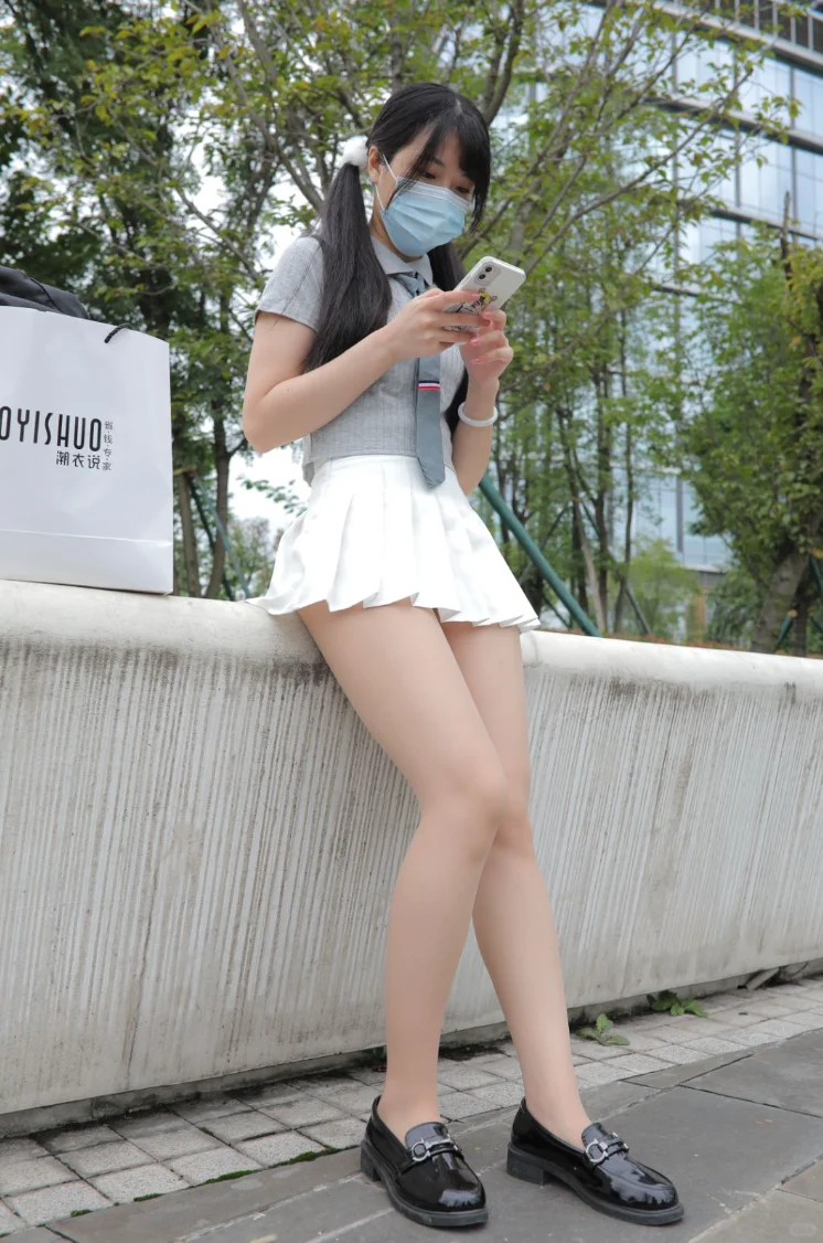 街拍超短裙穿搭小姐姐