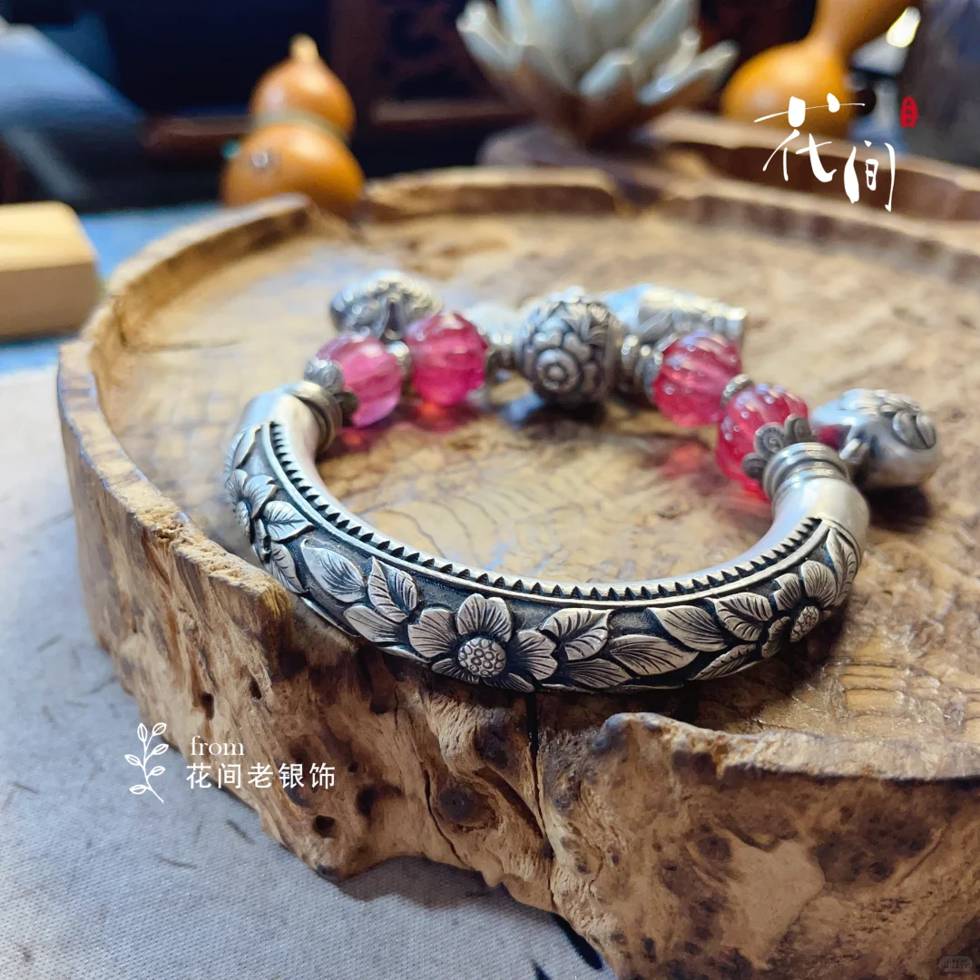 牡丹，端庄大方； 芍药妩媚动人