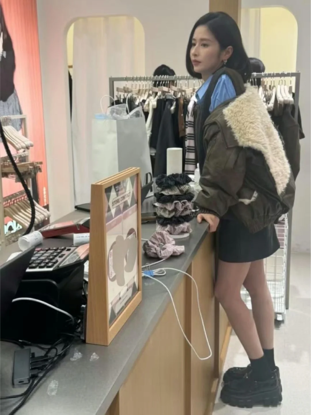 颖儿在北京三里屯买衣服！