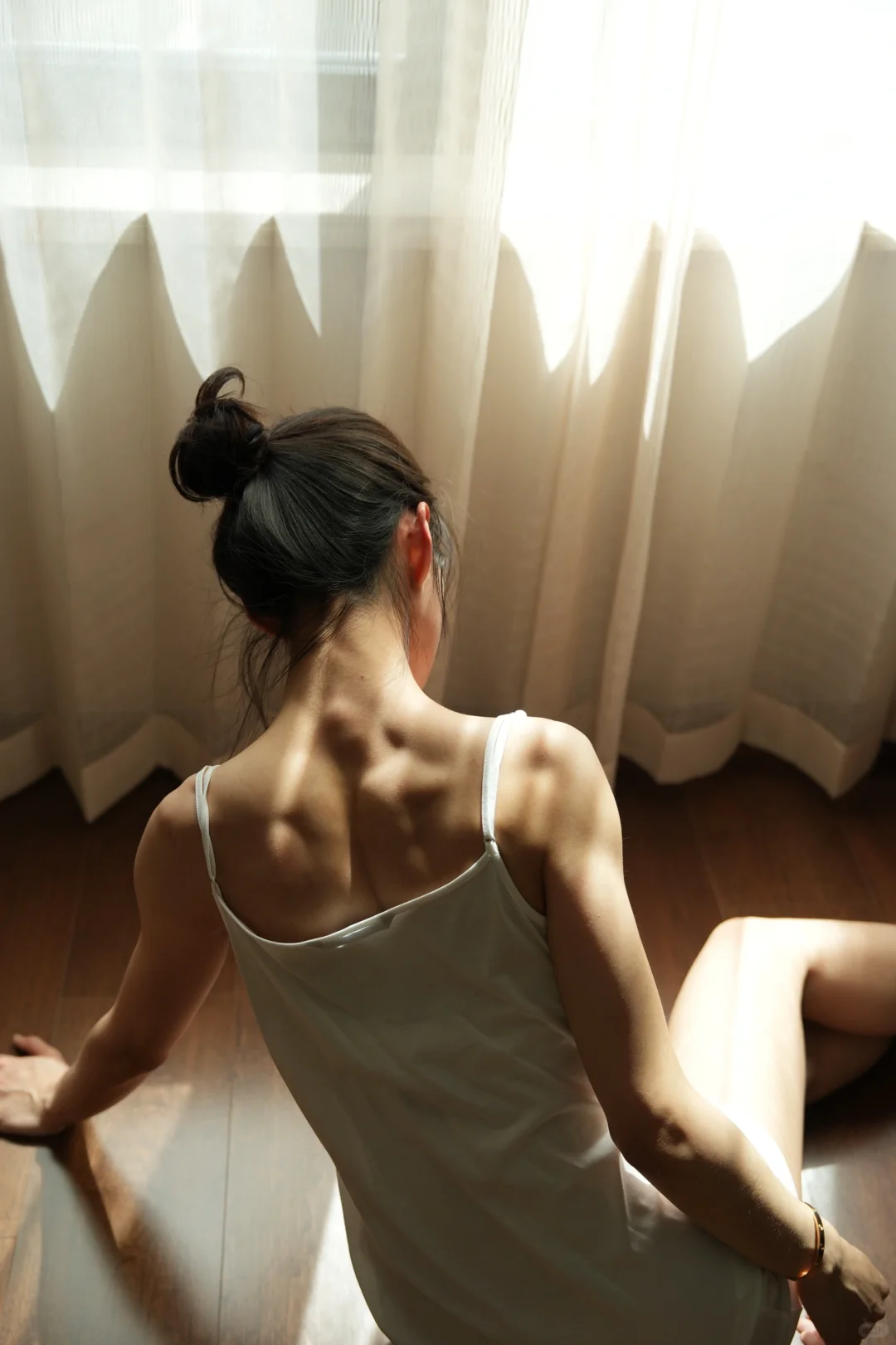 窗边的阳光和你，很般配！