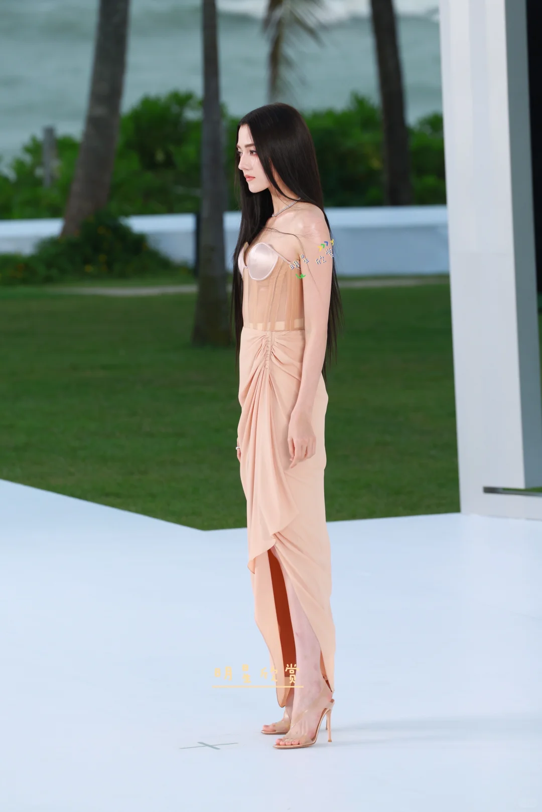 黑长直清冷美的娜然，一笑百媚生