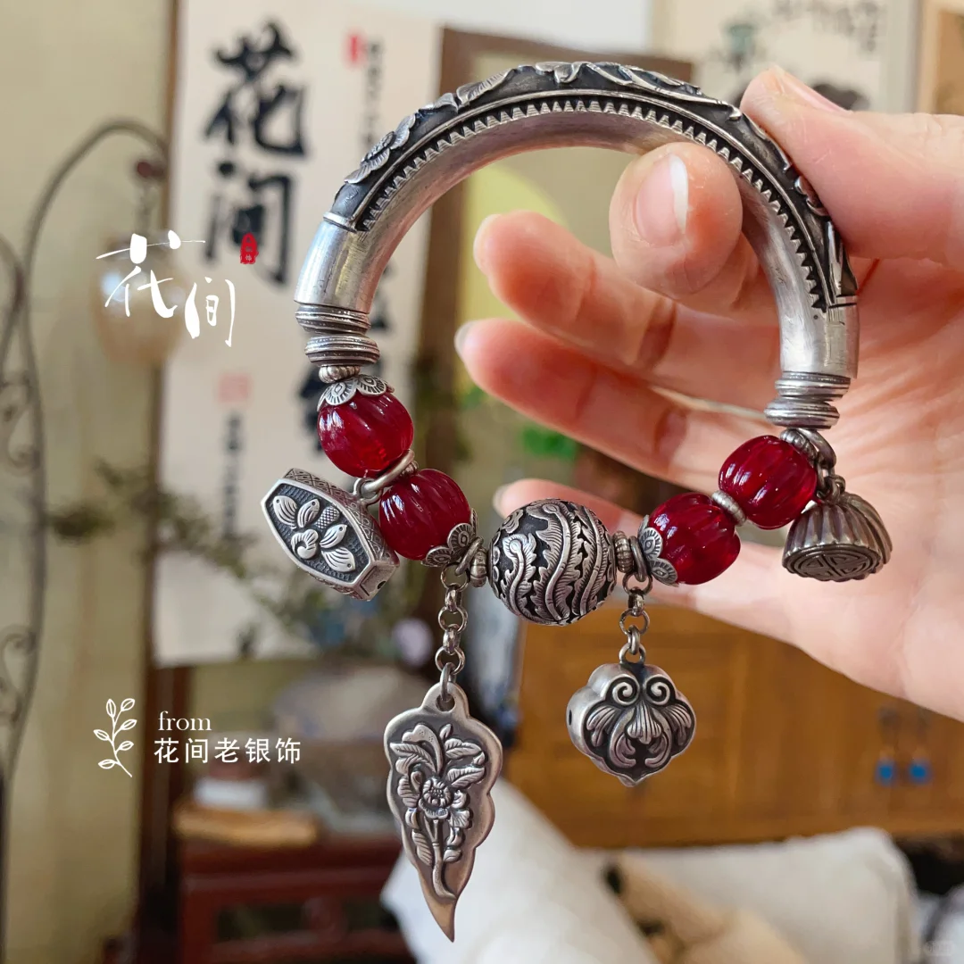 牡丹，端庄大方； 芍药妩媚动人