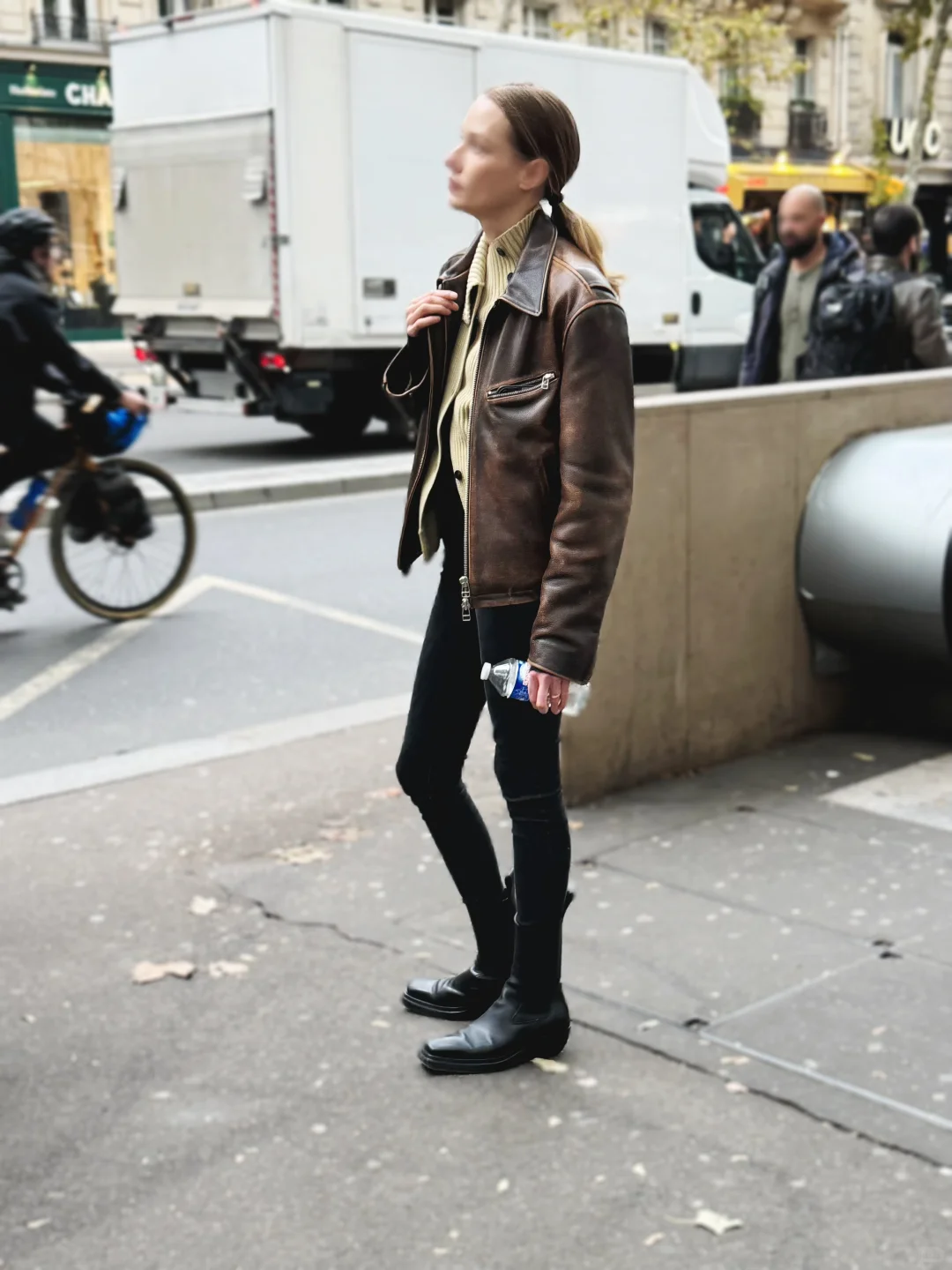 巴黎街拍｜这双腿不穿靴子确实可惜了