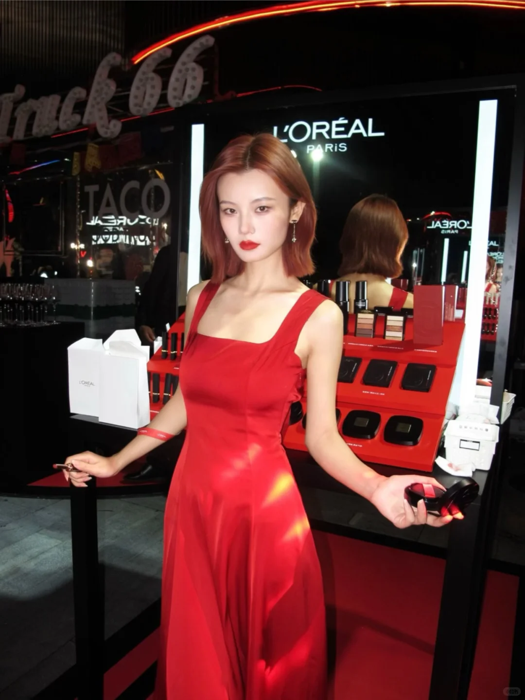 PINKY SLAY｜红丝缎光下的诱惑瞬间